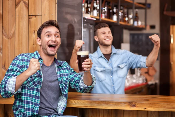 Jovem alegre e barman em pub esporte — Fotografia de Stock