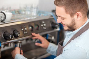 Çekici erkek barista işini zevkle yapıyor