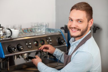 Kafeterya neşeli genç sahibi çalışıyor