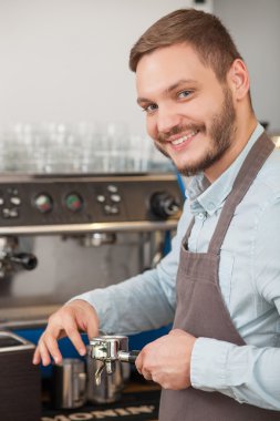 Neşeli genç Kafe sahibi neşe ile çalışma