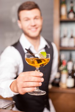 Yakışıklı genç barmen çalışıyor çubuk