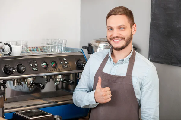 Vrolijke jonge mannelijke cafe eigenaar is positief gebaren — Stockfoto