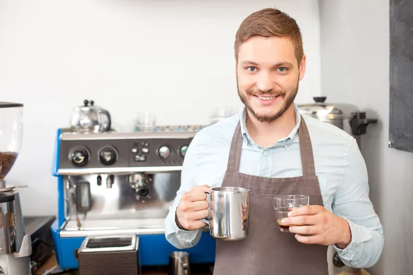 Atractivo dueño masculino de la cafetería está trabajando con alegría —  Fotos de Stock