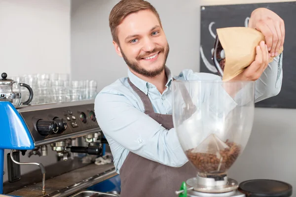 Knappe jonge barista werkt in cafetaria — Stockfoto