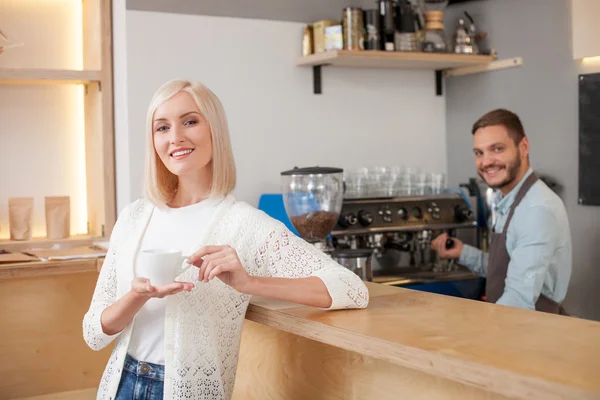 Alegre trabajador masculino de cafetería está sirviendo al cliente —  Fotos de Stock