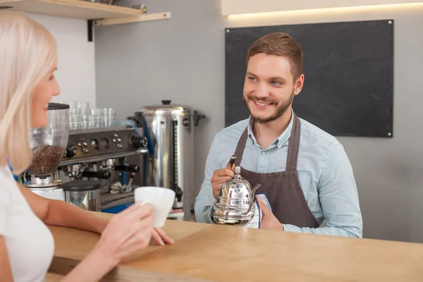 Alegre dueño masculino de la cafetería está sirviendo al cliente —  Fotos de Stock
