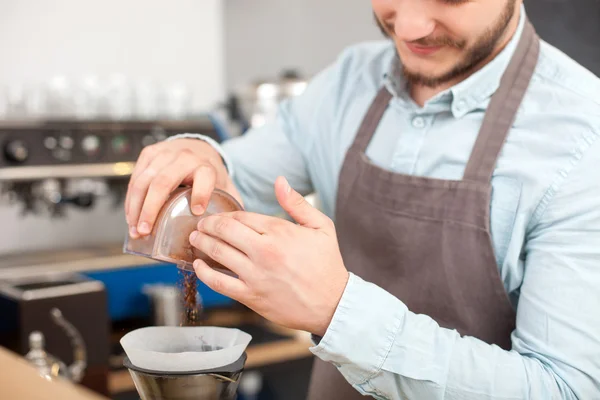 Professionella manliga ägare av cafeteria arbetar — Stockfoto