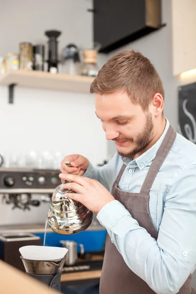 Atractivo joven trabajador de la cafetería está elaborando espresso —  Fotos de Stock