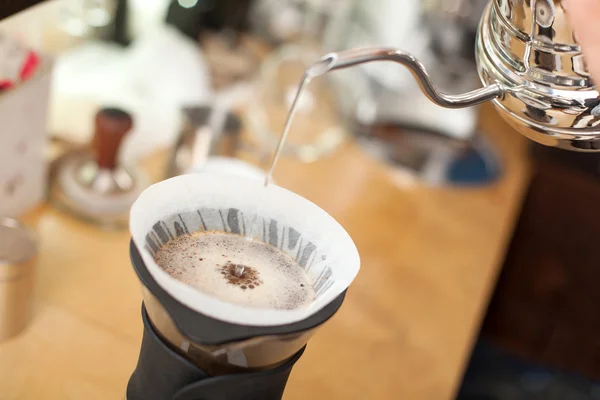 Profesjonalny barista mężczyzna jest parzenia espresso w kawiarni — Zdjęcie stockowe