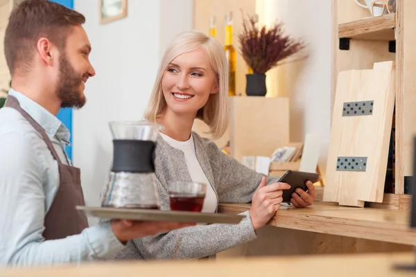 Vrolijke mannelijke ober werkt in cafetaria — Stockfoto