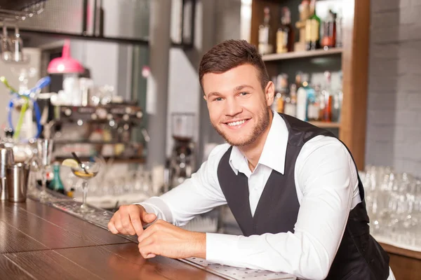 Красивый молодой бармен работает в баре — стоковое фото