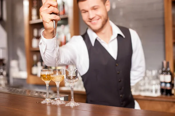 Handsome male bartender is making alcohol beverage — Stock Fotó