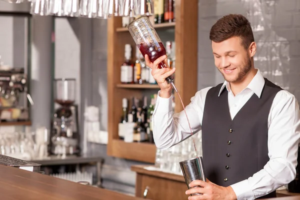 Atractivo camarero masculino está haciendo bebida alcohólica —  Fotos de Stock