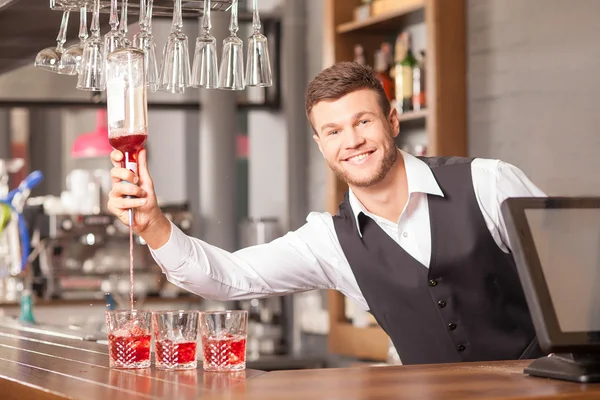 Atractivo barman masculino está haciendo cócteles en el bar —  Fotos de Stock