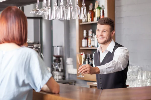 Schöner junger Barmann erhält Auftrag vom Kunden — Stockfoto