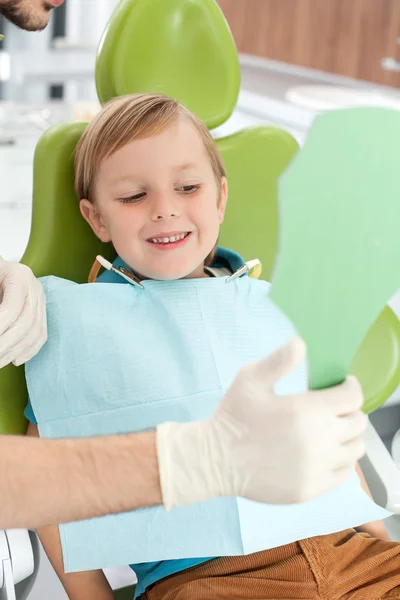 Lindo niño varón pequeño está visitando al médico dental —  Fotos de Stock