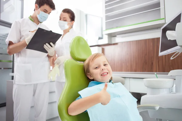 Bonito menino está visitando médico dentário — Fotografia de Stock