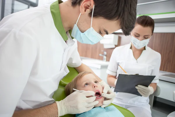 Attraktiver männlicher Zahnarzt analysiert menschliche Gesundheit — Stockfoto