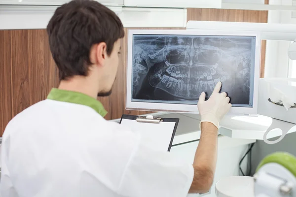 Fröhlicher männlicher Zahnarzt arbeitet im Labor — Stockfoto