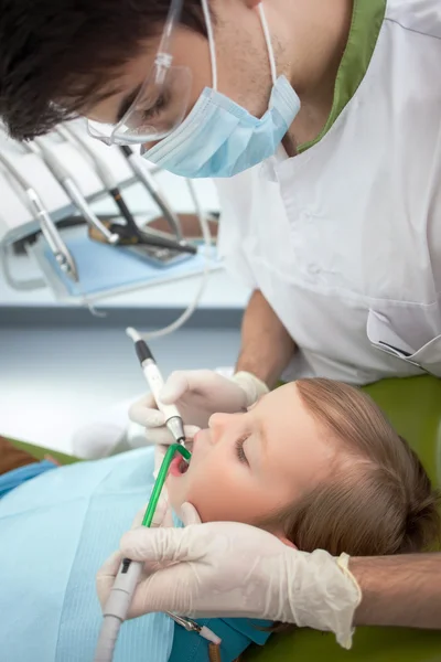 Dentista masculino profesional está utilizando taladro para el tratamiento —  Fotos de Stock