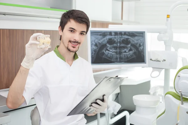 Hermoso joven dentista está trabajando en el laboratorio — Foto de Stock