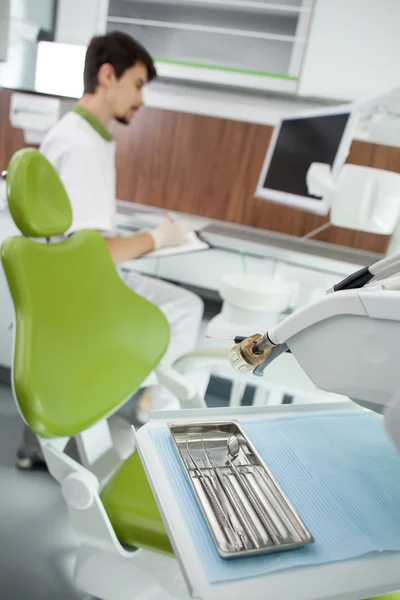 Attraktiver junger Zahnarzt fällt im Büro auf — Stockfoto