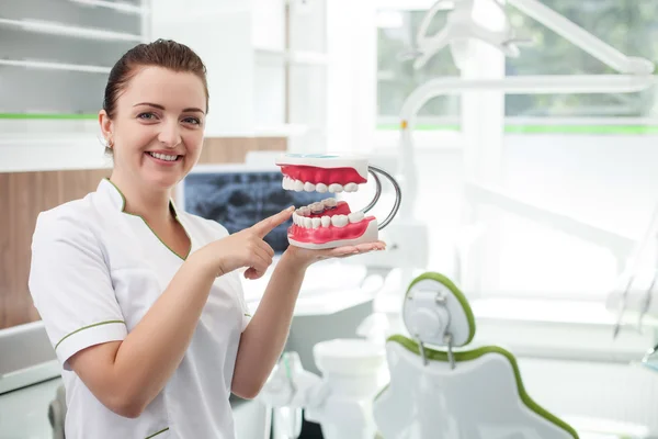 Attractive female dental doctor is carrying dentures — Φωτογραφία Αρχείου