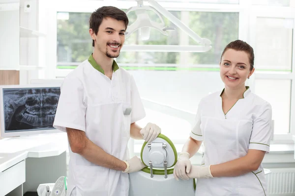 Frohe junge Zahnärzte arbeiten mit Freude — Stockfoto