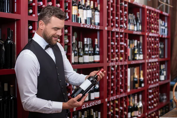 Attractive male sommelier is working in shop — 图库照片