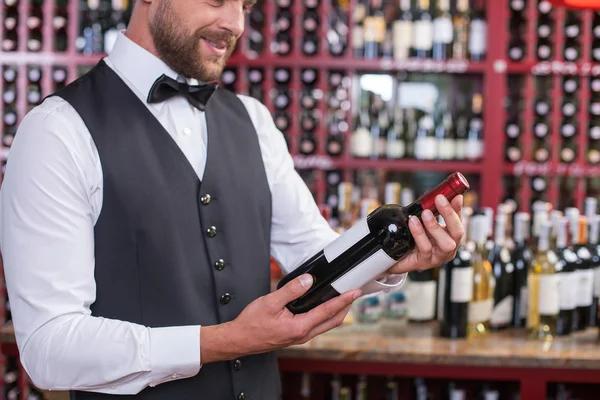 Привабливий чоловічий офіціант працює в магазині алкогольних напоїв — стокове фото