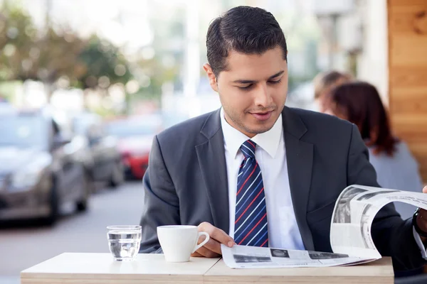 Hombre atractivo con traje está descansando en la cafetería — Foto de Stock