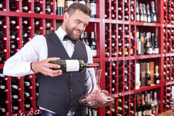 Attractive young waiter is working in liquor store — 图库照片