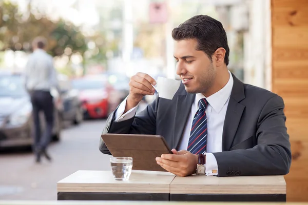 Atractivo trabajador masculino está disfrutando del espresso en la cafetería —  Fotos de Stock