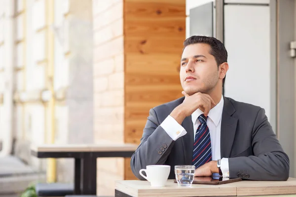 Hombre guapo trabajador está descansando en la cafetería — Foto de Stock