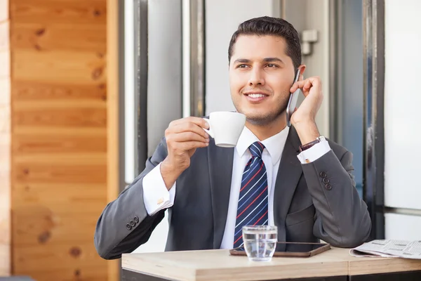 Ελκυστική επιχειρηματίας είναι ανακοίνωση σχετικά με τηλέφωνο στην καφετέρια — Φωτογραφία Αρχείου