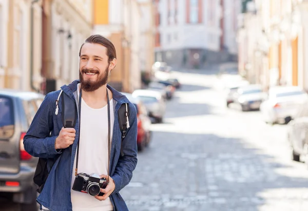 Handsome young man is traveling across city — Stockfoto