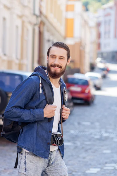 Attractive bearded guy is making journey across town — Stockfoto