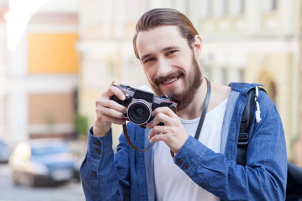 Attractive young man is traveling and making photos — Stok fotoğraf