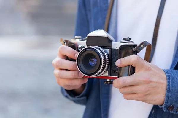 Cheerful young male tourist is making photos — Stockfoto