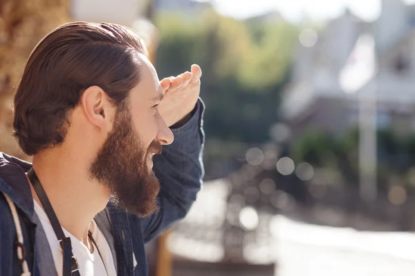 Alegre barbudo hipster está viajando por toda la ciudad — Foto de Stock