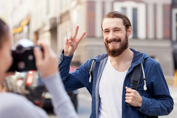 Cheerful young tourists are making photos in town — Stock Fotó