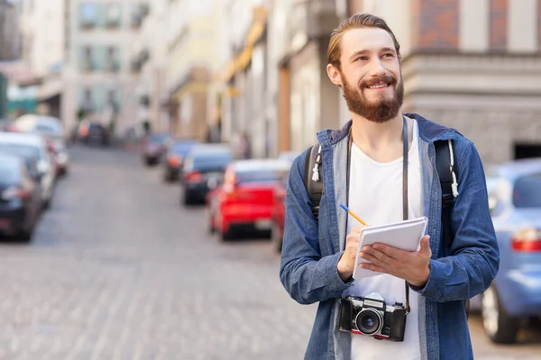 Attractive young explorer is traveling across city — Stockfoto