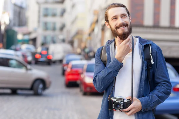 Joven atractivo viaja y fotografía — Foto de Stock