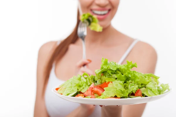 Mulher bonita está desfrutando de comida saudável — Fotografia de Stock