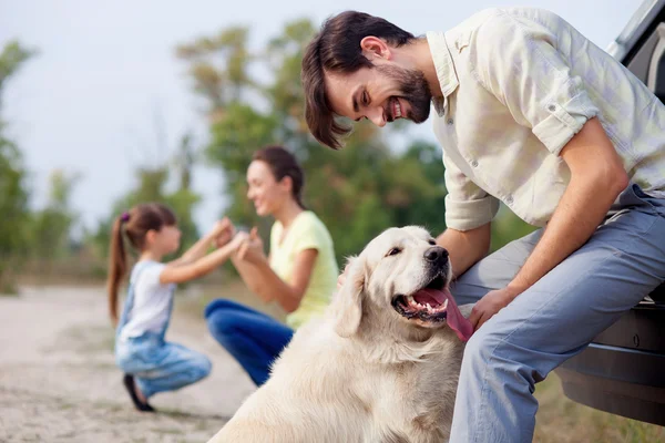 Lindos padres y niños con mascotas en la naturaleza — Foto de Stock