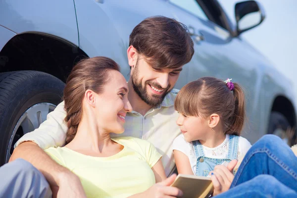 Linda familia está descansando en la naturaleza cerca del transporte — Foto de Stock