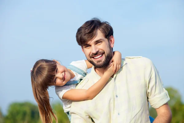 Jolie mâle parent et enfant jouent dans la prairie — Photo