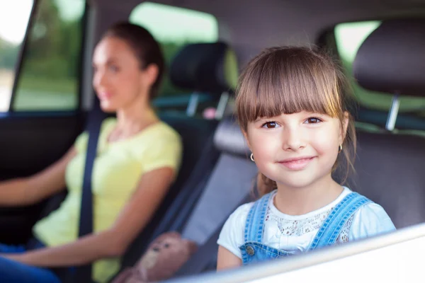 Веселая женщина и ребенок совершают поездку на автомобиле — стоковое фото