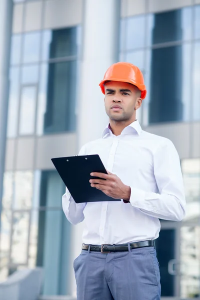 Ingegnere attraente sta lavorando sul piano di costruzione — Foto Stock