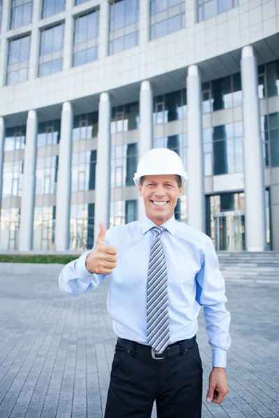 Alegre ingeniero senior está gesticulando con emociones positivas — Foto de Stock